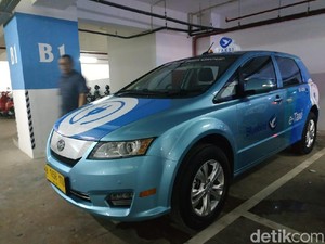 Melihat Ketangguhan Taksi Listrik Bluebird