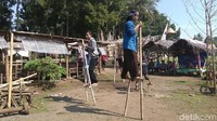 Selain berbagai makanan dan minuman tradisional, di Pasar Inis juga disediakan permainan tradisional seperti egrang, teklek panjang hingga arena mobil untuk anak-anak (Rinto Heksantoro/detikcom)