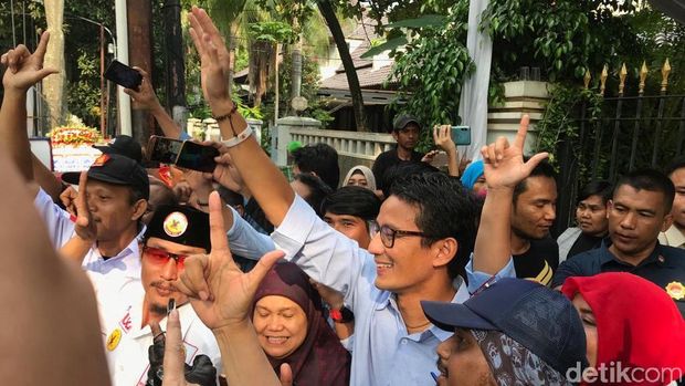 Sambil Sapa Pendukung, Sandiaga Merapat ke Rumah Prabowo