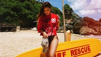 Saking sukanya dengan laut, Hee Jeong nampak sering liburan musim panas di pantai. (kimheebibi/Instagram)