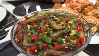 Ini bukan sajian udang biasa. Drunken Shrimps dibuat dengan memasukkan udang hidup ke dalam wadah berisi wine. Usai udang tak lagi bergerak, wadah diberi potongan cabai, bawang putih, dan cuka. Foto: Istimewa