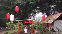 Tirta Kebon nDelik (TKD) ini lokasinya berada di Karang Kembang RT 01/RW 05, Pucang Gading, Desa Ngluwar, Kecamatan Ngluwar, Kabupaten Magelang. Gerbang tori khas Jepang akan menyambut kedatangan traveler (Eko Susanto/detikTravel)