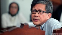 Bahkan Rocky sempat mencoba mengalihkan pembahasan agar tidak selalu membicarakan Ratna pada 3 Oktober 2018. Rocky mengaku membahas kurs dolar agar pembahasan teralihkan. 