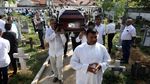 Iring-iringan Peti Jenazah di Pemakaman Korban Bom Paskah Sri Lanka