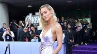 Ternyata ia juga mengenakan aksesoris yang sama dengan Scarlett Johansson yakni Infinity Stones. Amy Sussman/Getty Images