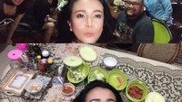 Saat berkunjung ke rumah temannya, Jennifer disuguhi aneka makanan khas Medan. Terlihat mereka asyik makan sambil kumpul. Foto: instagram @jennifer_ipel