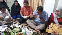 Sandi Jenguk Relawan yang Kecelakaan karena Kelelahan Kawal Kotak Suara