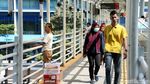 Potret PKL Berjualan di Trotoar dan JPO Sudirman
