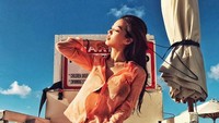 Dibalik kesibukan syuting, Kim Hee Jong tak lupa untuk liburan. Waktu liburan favoritnya tentu saja musim panas. (kimheebibi/Instagram)