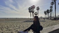 Setelah mereka tampil, mereka pun menikmati destinasi wisata di California.  Salah satu tempat yang mereka kunjungi adalah Santa Monica Beach. (lalalalisa_m/Instagram)