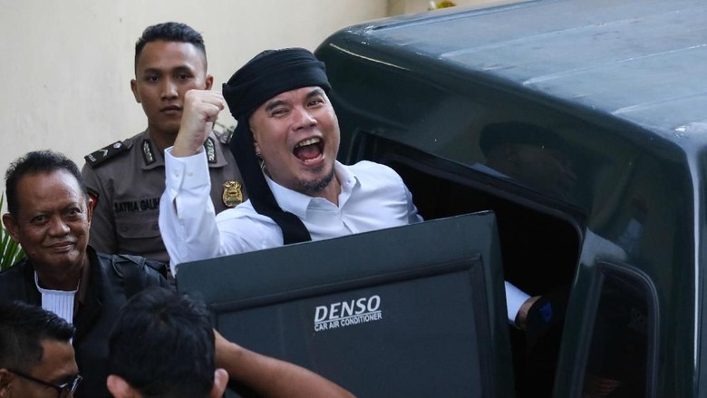 680 Gambar Kursi Ahmad Dhani Terbaik