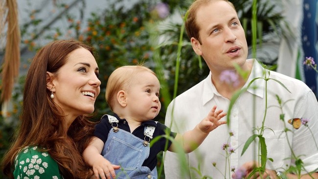 Di ulang tahun pertama Pangeran George, ia berfoto bersama ayah-ibunya, Kate Middleton dan Pangeran William di sebuah taman. Potret ini diambil oleh fotografer John Stillwell. Foto: Dok. Kensington Palace
