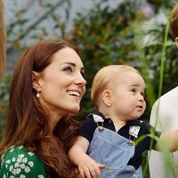 Di ulang tahun pertama Pangeran George, ia berfoto bersama ayah-ibunya, Kate Middleton dan Pangeran William di sebuah taman. Potret ini diambil oleh fotografer John Stillwell. Foto: Dok. Kensington Palace