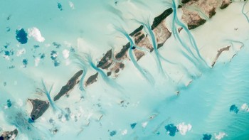 Fotografi kepulauan di Bahama dengan ombak-ombak besarnya. Foto: NASA