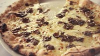 Wouw! Ini jadi makanan kesukaan Beyonce. Pizza dengan paduan keju dan truffle. Mantap! Foto: Instagram@beyonce