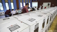 Rekapitulasi surat suara di Kecamatan Tanjung Priok ini memiliki tujuh kelurahan dan 1064 TPS.