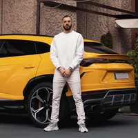 Berpose dengan latar salah satu mobil mewah koleksinya, Karim Benzema tampil dengan sneakers incaran anak hypebeast yaitu Adidas Yeezy yang harganya mencapai 600 Euro atau sekitar Rp 9,5 juta. Karim melengkapi gaya mewahnya dengan jam tangan dari Patek Phillippe yang harganya sungguh fantastis 38.909 Euro atau sekitar Rp 616 juta. (Foto: Instagram)