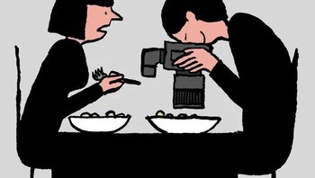 Selalu memotret sebelum di makan. Foto: Jean Jullien