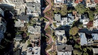 Berita baiknya adalah sistem penetapan harga tidak berlaku bagi pejalan kaki di Lombard Street. Pengelola jalan juga dilarang memprivatisasi jalan, meluruskannya dan menutup sepenuhnya (iStock)