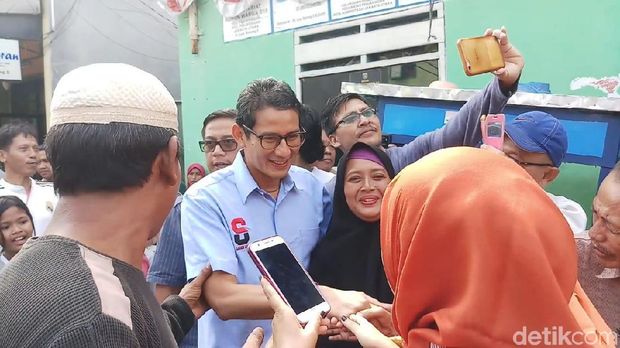 Sandi Jenguk Relawan yang Kecelakaan karena Kelelahan Kawal Kotak Suara