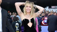 Miley tampak cantik dengan dress hitam. Amy Sussman/Getty Images