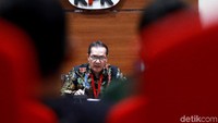 KPK mengumumkan tersangka baru dalam kasus suap proyek PLTU Riau-1 di gedung KPK, Jakarta, Selasa (23/4/2019).
