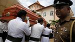 Iring-iringan Peti Jenazah di Pemakaman Korban Bom Paskah Sri Lanka