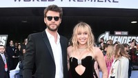 Liam dan Miley tampak begitu serasi dengan busana berwarna hitam. Alberto E. Rodriguez/Getty Images for Disney