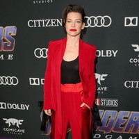 Evangeline Lily dari Antman and the Wasp tampil mencuri perhatian dalam setelan blazer dan celana oversized merah. Foto: Getty Images