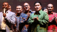 Erick Tohir diketahui menjadi Ketua TKN Jokowi-Maruf sementara Erwin Aksa berada di kubu Prabowo-Sandi.