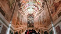 Dalam rangka proyek restorasi selama 1 tahun, tangga suci The Scala Sancta dibuka untuk umum. Dulunya, ini adalah tangga yang dilewati Yesus saat hendak disalib (CNN/TIZIANA FABI/AFP/AFP/Getty Images)