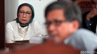 Rocky Gerung mengaku dikirimi foto muka lebam Ratna Sarumpaet yang baru dilihat beberapa hari setelah dikirimkan. Namun saat tahu kabar penganiayaan bohong, Rocky mengaku jengkel.