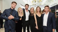 Miley juga tampak berpose bersama keluarga suaminya itu, Liam. Charley Gallay/Getty Images for Disney