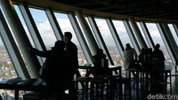 Di ketinggian 172 meter, ada restoran Qomo yang bisa berputar setiap 72 menit sekali. Traveler bisa dinner romantis sambil melihat pemandangan 360 derajat Kota Dusseldorf. (Wahyu Setyo/detikcom)