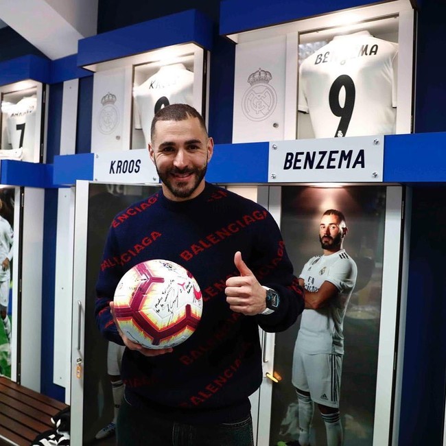 Karim Benzema yang baru saja mencetak hat-trick untuk Real Madrid di pertandingan melawan Athletic Bilbao, dalam kesehariannya selalu tampil dengan busana mahal terbaiknya. Salah satunya penampilannya yang diunggah ke Instagram tidak lama setelah pertandingan ini. Karim memakai sweater dari brand Balenciaga yang harganya mencapai 850 Euro. (Foto: Instagram)