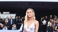 Brie Larson yang juga hadir di sana tampak cantik menawan dengan dress berpotongan tinggi. Alberto E. Rodriguez/Getty Images for Disney