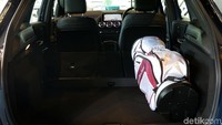 Bagian dalam Mercedes-Benz B200 tampak luas.