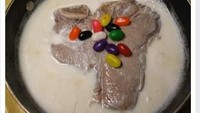 Unggah foto sarapannya di Facebook, netizen ini dapat kritikan pedas setelah memutuskan untuk menyajikan daging steak dengan susu dan permen warna-warni. Foto: Istimewa