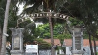 Pulau Biawak ini secara administratif termasuk kedalam wilayah Desa Pabean Ilir, Kabupaten Indramayu. Terletak di lepas pantai Laut Jawa, kurang lebih 40 km di sebelah utara Indramayu. Luas pulaunya sekitar 120 ha, terdiri dari 80 ha hutan bakau dan 40 ha hutan pantai dan darat (Lucky Deriska/dTraveler)
