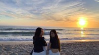 Sepertinya para personal Blackpink sangat menikmati berada di pantai ini ya. (jennierubyjane/Instagram)