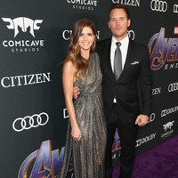 Katherine memakai gaun high-slit bernuansa feminin rancangan Monique Lhuillier. Rambutnya ditata acak bergelombang yang membuat penampilannya makin feminin dan dewasa. Foto: Getty Images