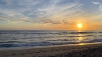 Perlu traveler ketahui nih, Santa Monica Beach terbentang sepanjang 5,6 Km. Dan pantai iini terbagi menjadi dua yaitu bagian utara dan selatan. (jennierubyjane/Instagram)