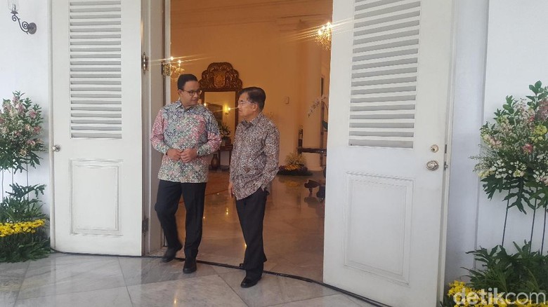 Wapres JK Semobil Bareng Anies ke Balai Kota Wapres JK Semobil Bareng Anies ke Balai Kota