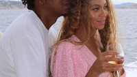 Ibu tiga anak bersuara emas ini juga terlihat sangat romantis dengan sang suami. Wanita yang biasa dipanggil Bey ini terlihat menikmati wine. Foto: Instagram@beyonce