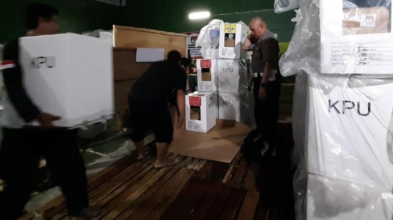 Gudang Logistik PPK di Sukabumi Bocor, Rapat Pleno Ditunda Gudang Logistik PPK di Sukabumi Bocor, Rapat Pleno Ditunda