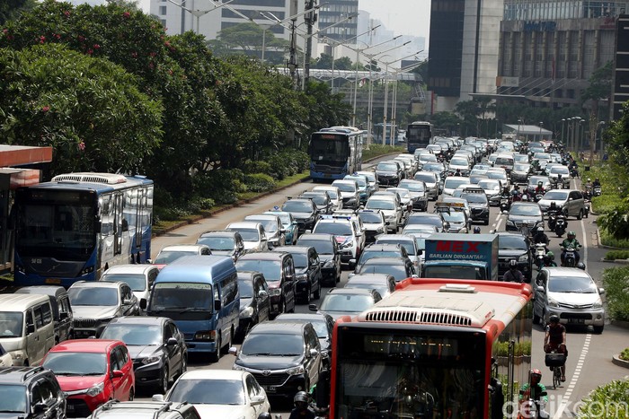 Sudah tiga minggu MRT Jakarta beroperasi komersial. Lalu seperti apa dampaknya bagi jalanan ibu kota? Yuk, lihat.