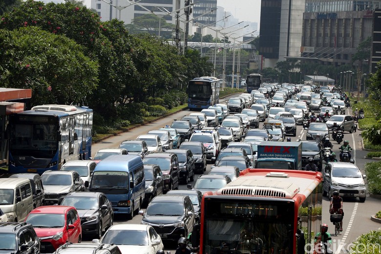 Jalan Sudirman-Thamrin Sudah tiga minggu MRT Jakarta beroperasi komersial. Lalu seperti apa dampaknya bagi jalanan ibu kota? Yuk, lihat.