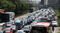 Meski sudah adanya transportasi massa MRT Jakarta, namun arus lalu lintas kendaraan di sepanjang jalan MH Thamrin-Sudirman tetap terlihat sangat padat.