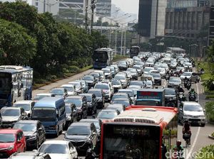 Sumbang Polusi Udara: Kerja di The Plaza Makan di Sarinah Naik Mobil Sendiri