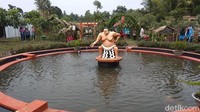 Ada kolam dengan ikan arwana yang besar-besar. Di tengah kolam pun ada pesumo supaya makin terasa Jepang begitu... (Eko Susanto/detikTravel)
